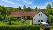 Prodej stylové rekonstruované usedlosti se dvěma bytovými jednotkami a stodolou, pozemek 1 654 m2, Skomelno, okres Rokycany, cena 11600000 CZK / objekt, nabízí 